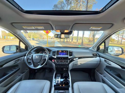 Used 2017 Honda Pilot Touring image 2