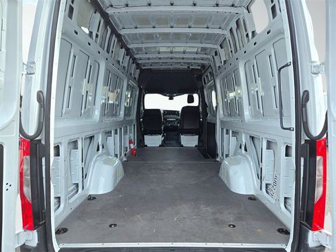Used 2025 Mercedes-Benz Sprinter 2500 image 9