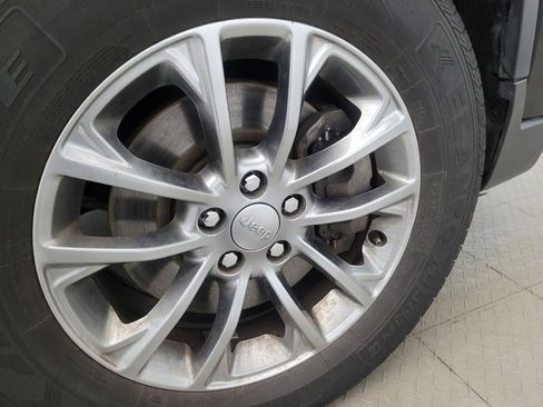 Used 2019 Jeep Cherokee Latitude Plus w/ Cold Weather Group image 31