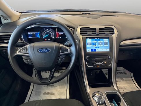 Used 2017 Ford Fusion SE w/ Fusion SE Technology Package image 23