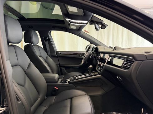 Used 2025 Porsche Macan AWD/4WD image 16