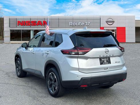Used 2024 Nissan Rogue SV image 4