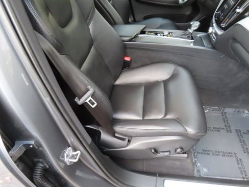 Used 2019 Volvo XC60 T6 Momentum w/ Premium Package image 19