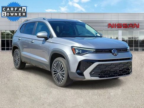 Used 2025 Volkswagen Taos SE FWD image 1