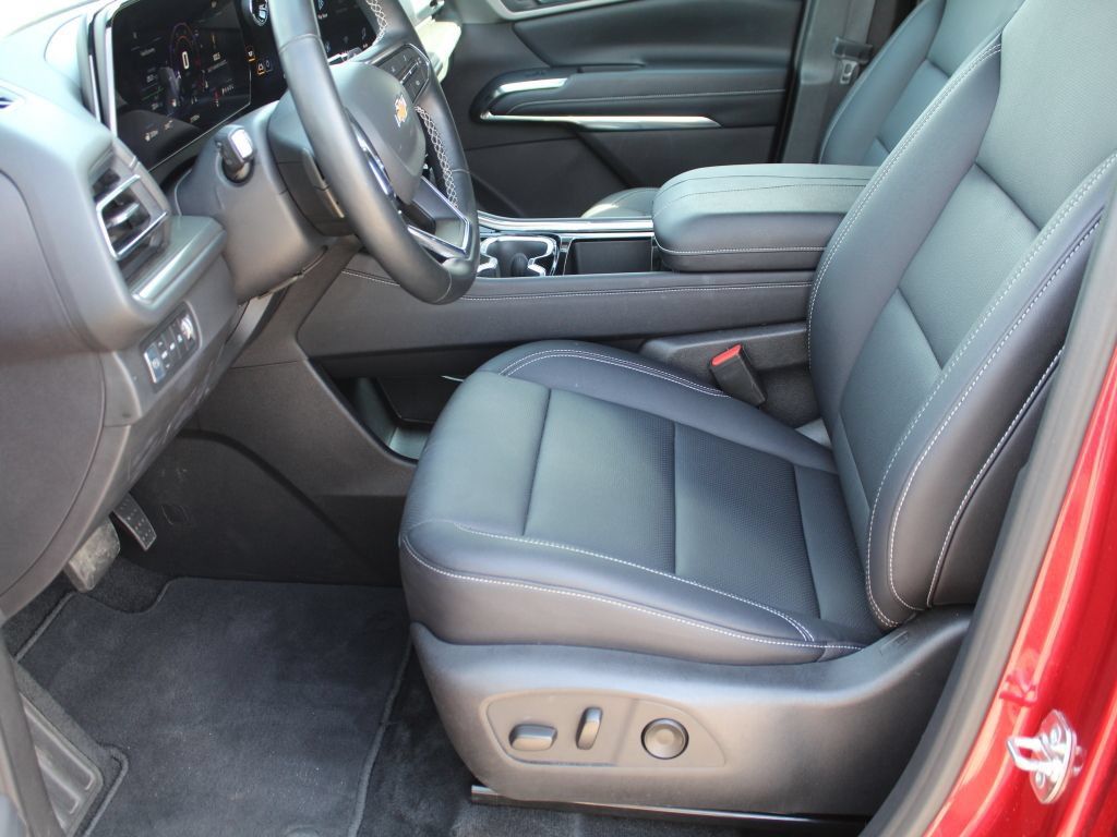 Used 2026 Chevrolet Traverse LT AWD/4WD image 9