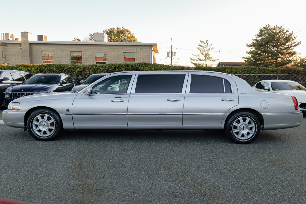 Used 2008 Lincoln Town Car Executive RWD image 4