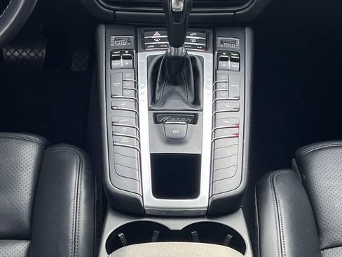 Used 2020 Porsche Macan AWD/4WD image 17