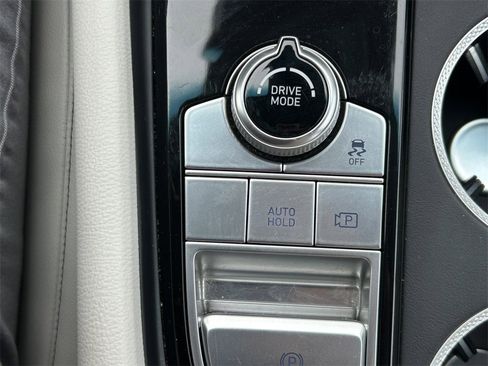 Used 2025 Genesis G70 2.5T image 25