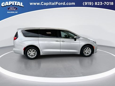 Used 2023 Chrysler Voyager LX FWD image 9