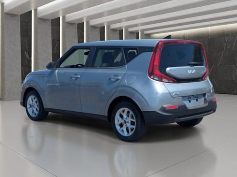 Used 2022 Kia Soul LX w/ Technology Package FWD image 4