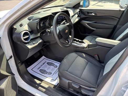 Used 2024 Chevrolet Trax LS w/ LS Convenience Package image 10