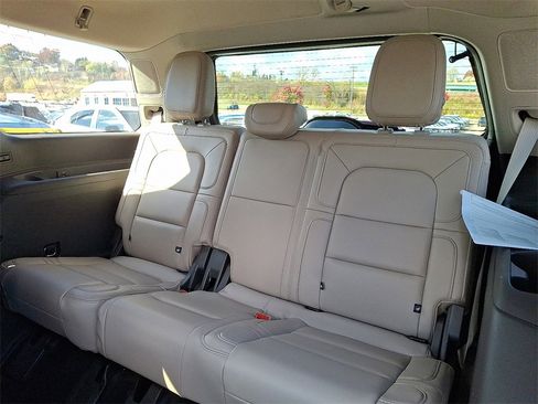 Used 2022 Lincoln Navigator Reserve image 10