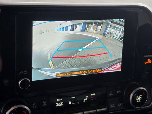 Used 2024 Toyota Highlander XLE AWD/4WD image 34