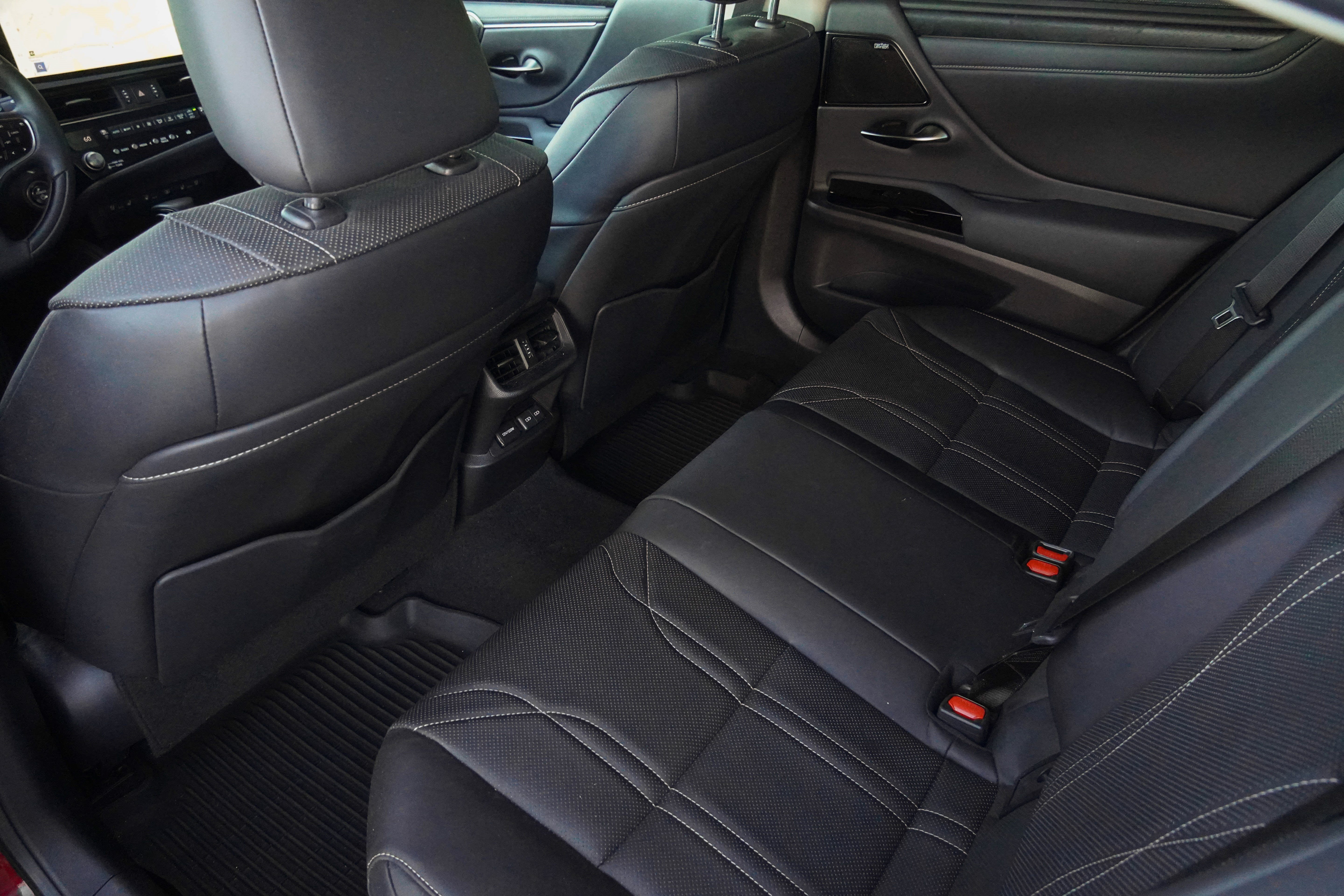 Used 2024 Lexus ES 300h Ultra Luxury w/ Accessory Package (Z2) FWD image 34