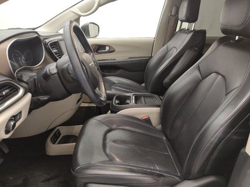 Used 2020 Chrysler Voyager Lxi image 17
