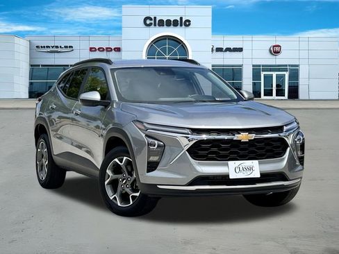 Used 2025 Chevrolet Trax LT image 1
