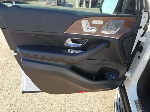 Used 2025 Mercedes-Benz GLS 450 4MATIC image 11