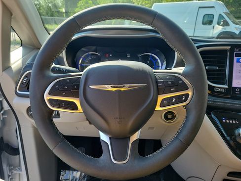 Certified 2024 Chrysler Pacifica Limited FWD image 23