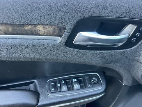 Used 2018 Chrysler 300 Limited image 8
