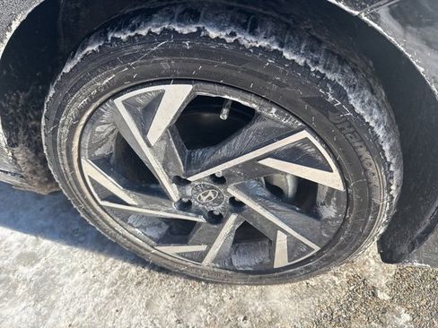 Used 2025 Hyundai Elantra Limited image 4