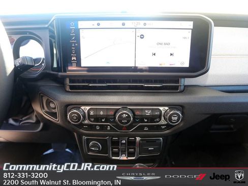 New 2025 Jeep Gladiator Sport image 15