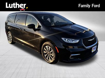 Used 2024 Chrysler Pacifica Select