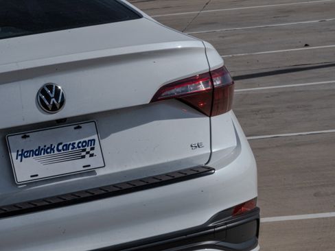 Used 2023 Volkswagen Jetta SE w/ Panoramic Sunroof Package image 8