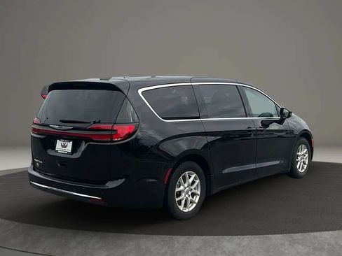 Used 2023 Chrysler Pacifica Touring-L FWD image 6