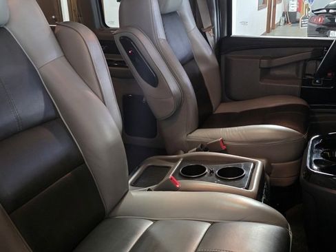 Used 2019 GMC Savana 2500 Extended w/ Enhanced Convenience Package image 16
