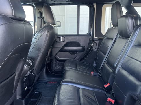Used 2018 Jeep Wrangler Unlimited Sahara image 26