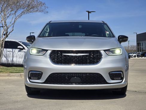 Used 2024 Chrysler Pacifica Touring-L FWD image 11