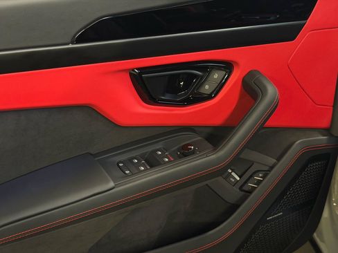 Used 2026 Lamborghini Urus SE AWD/4WD image 17