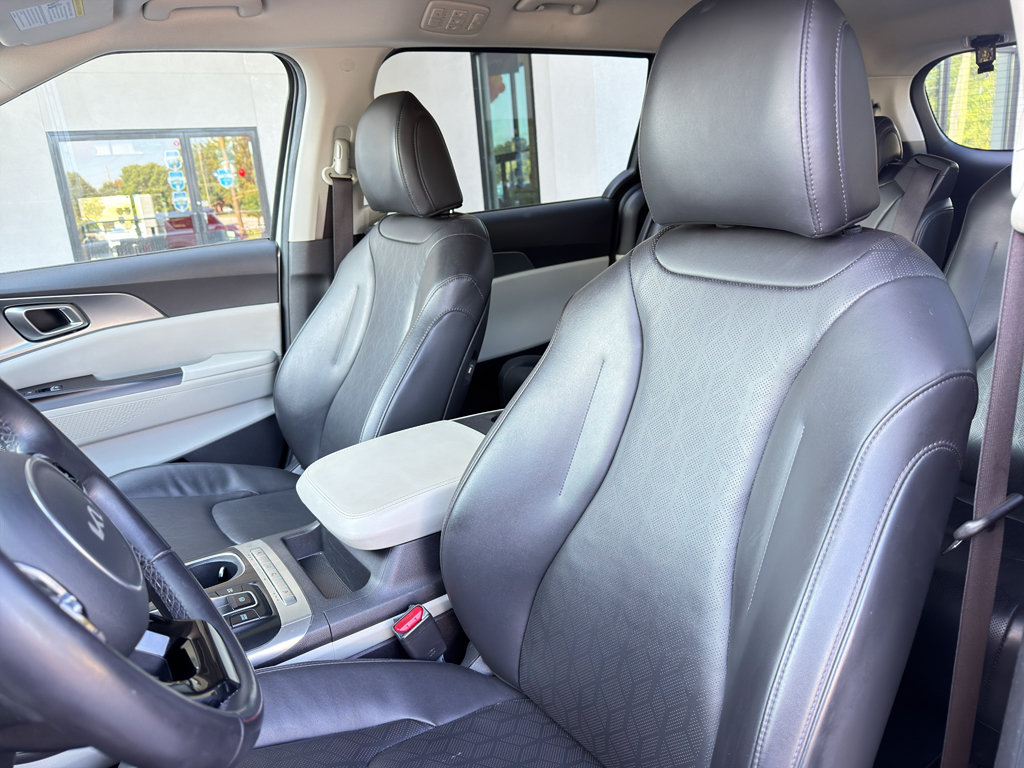 Used 2023 Kia Carnival LX FWD image 21