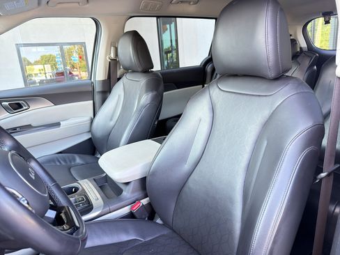 Used 2023 Kia Carnival LX FWD image 21
