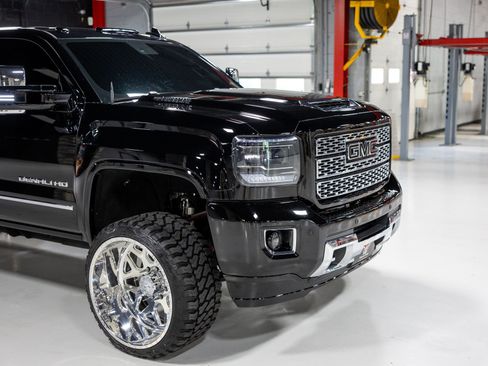 Used 2017 GMC Sierra 2500 Denali w/ Duramax Plus Package AWD/4WD image 12