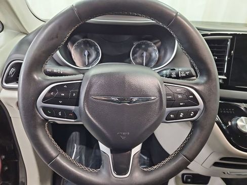 Used 2023 Chrysler Pacifica Touring-L image 25