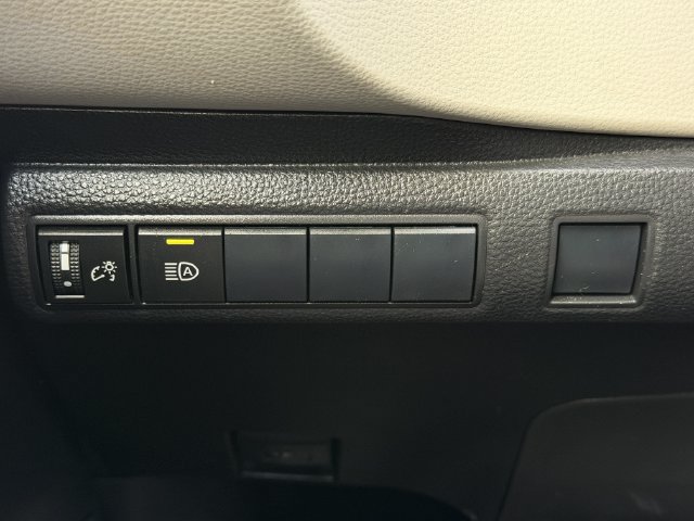 Used 2020 Toyota Corolla L FWD image 19