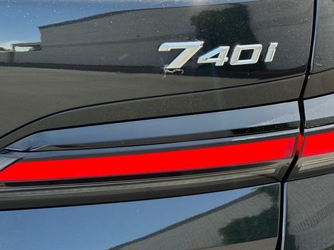 Used 2025 BMW 740i w/ Premium Package RWD image 37