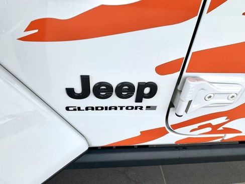 Used 2023 Jeep Gladiator Willys image 9