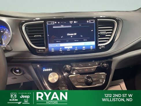 Used 2025 Chrysler Pacifica Select AWD/4WD image 19