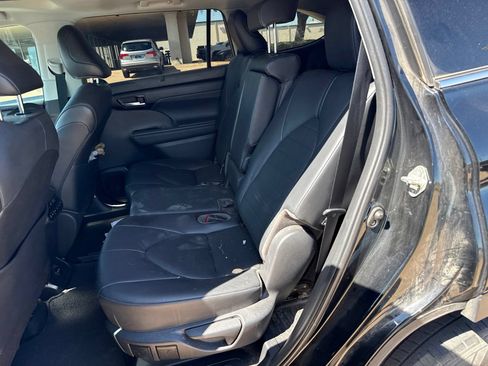 Used 2020 Toyota Highlander XLE FWD image 11