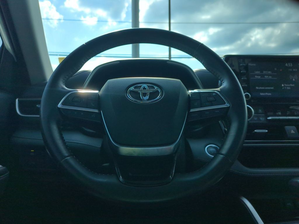 Used 2021 Toyota Highlander XLE FWD image 15