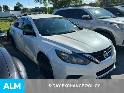 Used 2017 Nissan Altima 2.5 SR w/ Midnight Edition Package FWD image 3