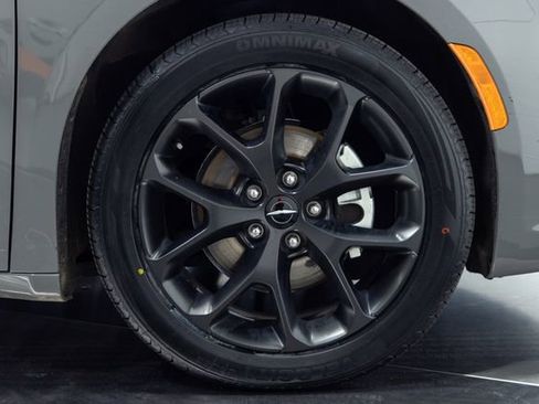 Used 2025 Chrysler Pacifica Limited image 28