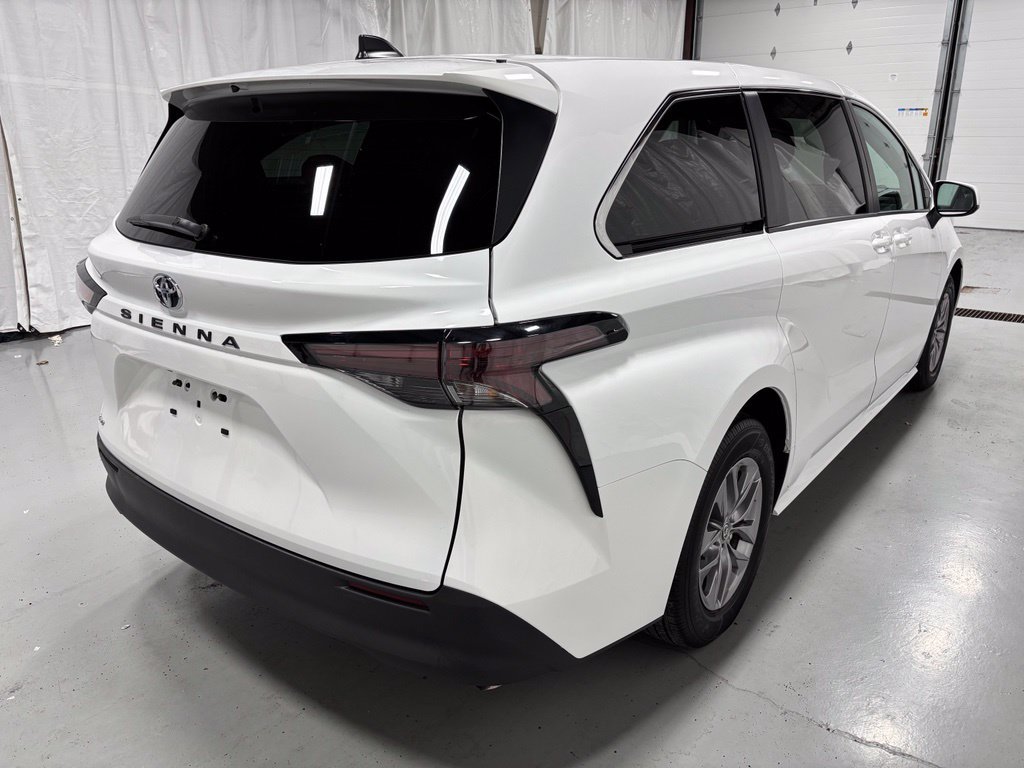 Used 2026 Toyota Sienna LE FWD image 7