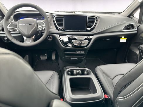 New 2025 Chrysler Pacifica Select image 10