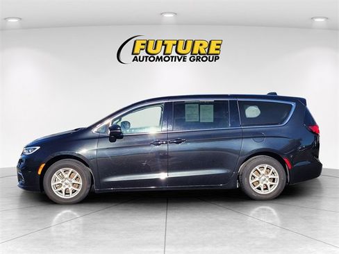 Used 2023 Chrysler Pacifica Touring-L image 8