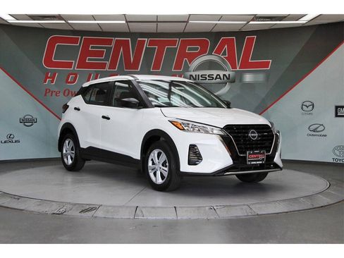 New 2025 Nissan Kicks Play S image 1