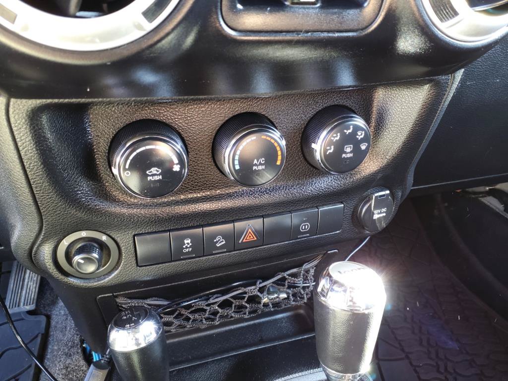 Used 2012 Jeep Wrangler Unlimited Rubicon w/ Max Tow Pkg AWD/4WD image 26