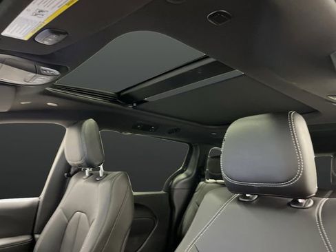 New 2026 Chrysler Pacifica Select image 7